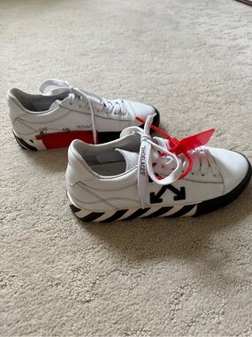 Off-WhiteVulcanized Leather Low-Top Sneakers with Black Arrow and Red Zip Tie